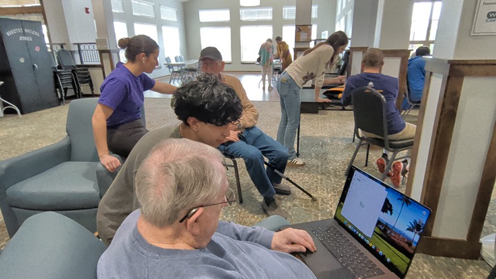 Hands-on help at a Tech4Silvers workshop